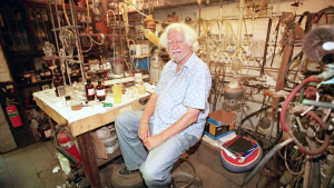 Picture of Alexander Shulgin in his lab